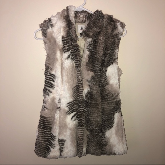 Cabi Aspen Faux Fur Vest - Picture 2 of 5